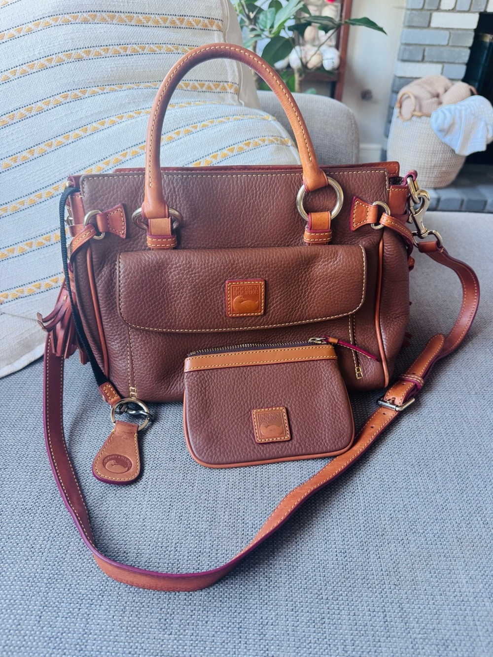Vintage dooney & bourke leather crossbody satchel with pouch & keychain